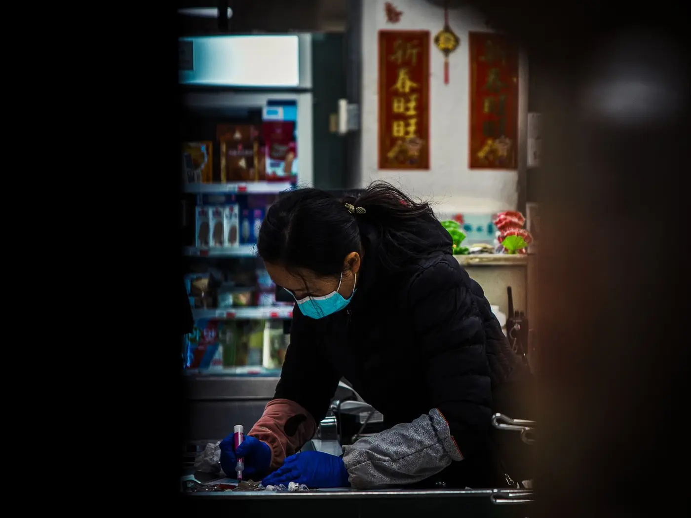 门店经理在店铺后场与团队一起查看销售报表